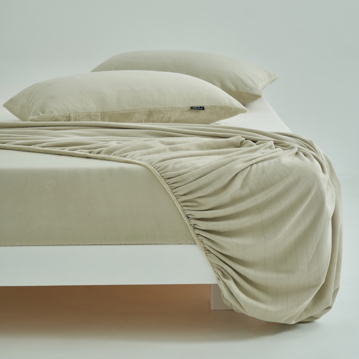 91家纺网 家纺一手货源 找家纺 寐绸家纺 2025新款牛奶绒纯色暖绒床笠 暖绒床笠-浅灰绿