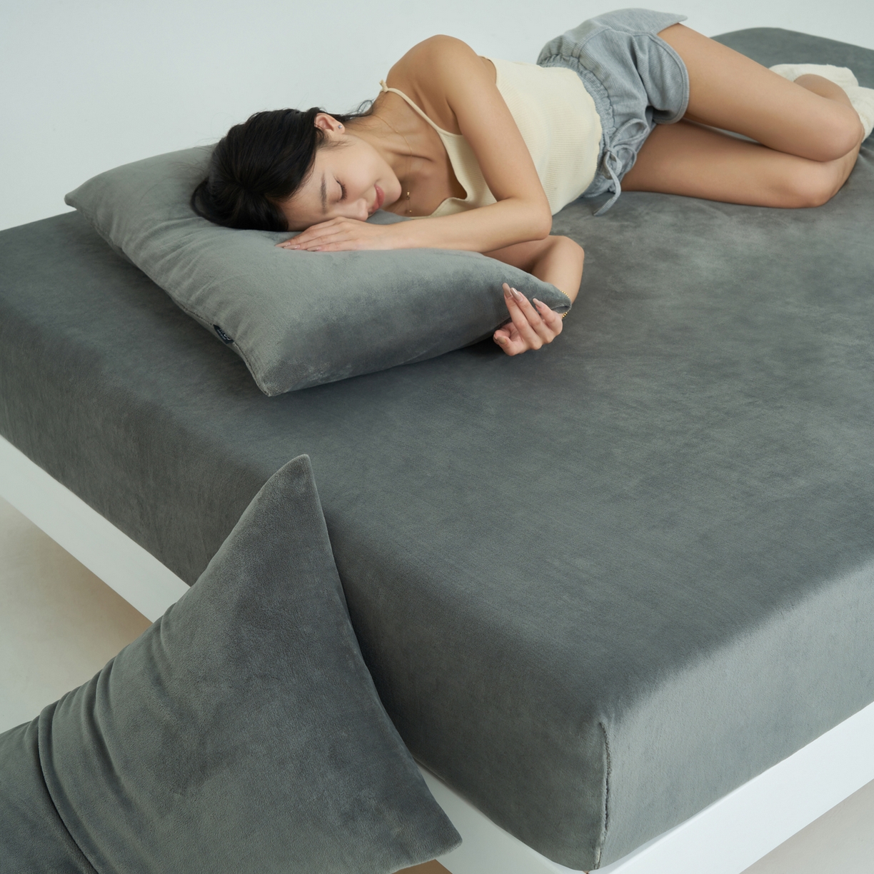 91家纺网 家纺一手货源 找家纺 寐绸家纺 2025新款牛奶绒纯色暖绒床笠 暖绒床笠-深灰