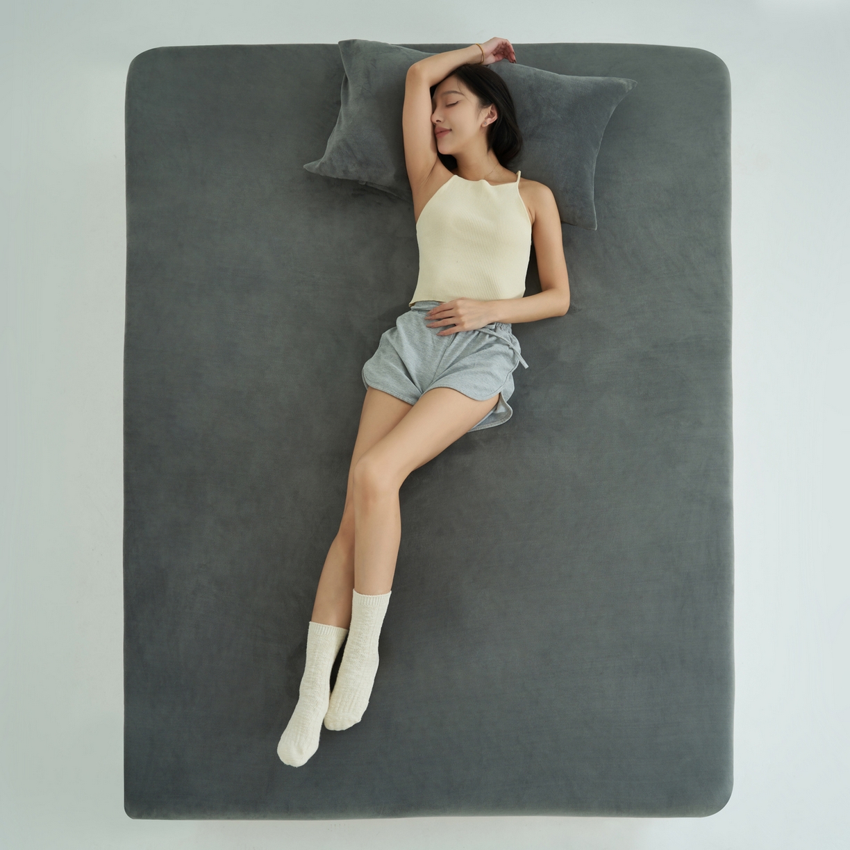 91家纺网 家纺一手货源 找家纺 寐绸家纺 2025新款牛奶绒纯色暖绒床笠 暖绒床笠-深灰