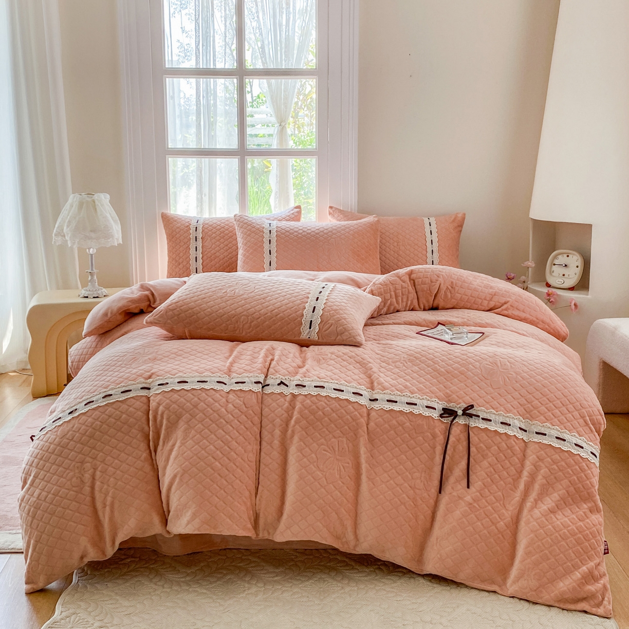 91家纺网 家纺一手货源 找家纺 乐嘉盈 2025年新款雕花法式蝴蝶结牛奶绒四件套  蝴蝶结-橙