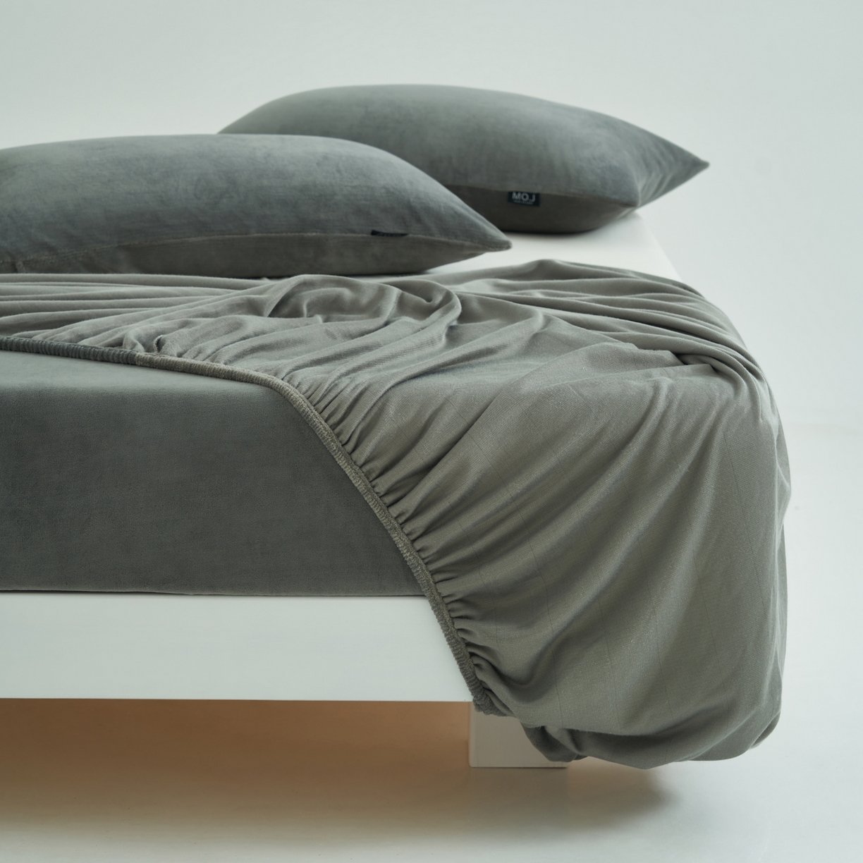 91家纺网 家纺一手货源 找家纺 寐绸家纺 2025新款牛奶绒纯色暖绒床笠 暖绒床笠-深灰