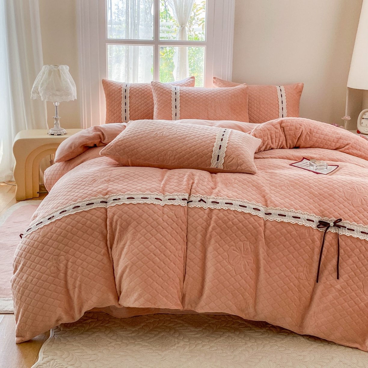 91家纺网 家纺一手货源 找家纺 乐嘉盈 2025年新款雕花法式蝴蝶结牛奶绒四件套  蝴蝶结-橙