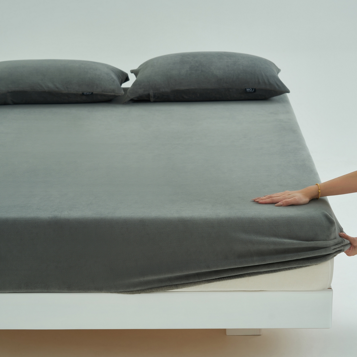 91家纺网 家纺一手货源 找家纺 寐绸家纺 2025新款牛奶绒纯色暖绒床笠 暖绒床笠-深灰