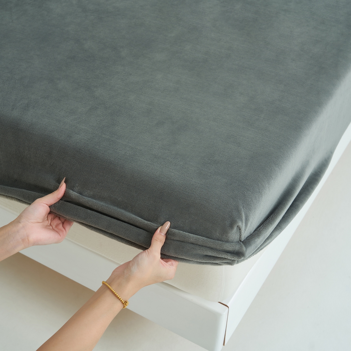 91家纺网 家纺一手货源 找家纺 寐绸家纺 2025新款牛奶绒纯色暖绒床笠 暖绒床笠-深灰