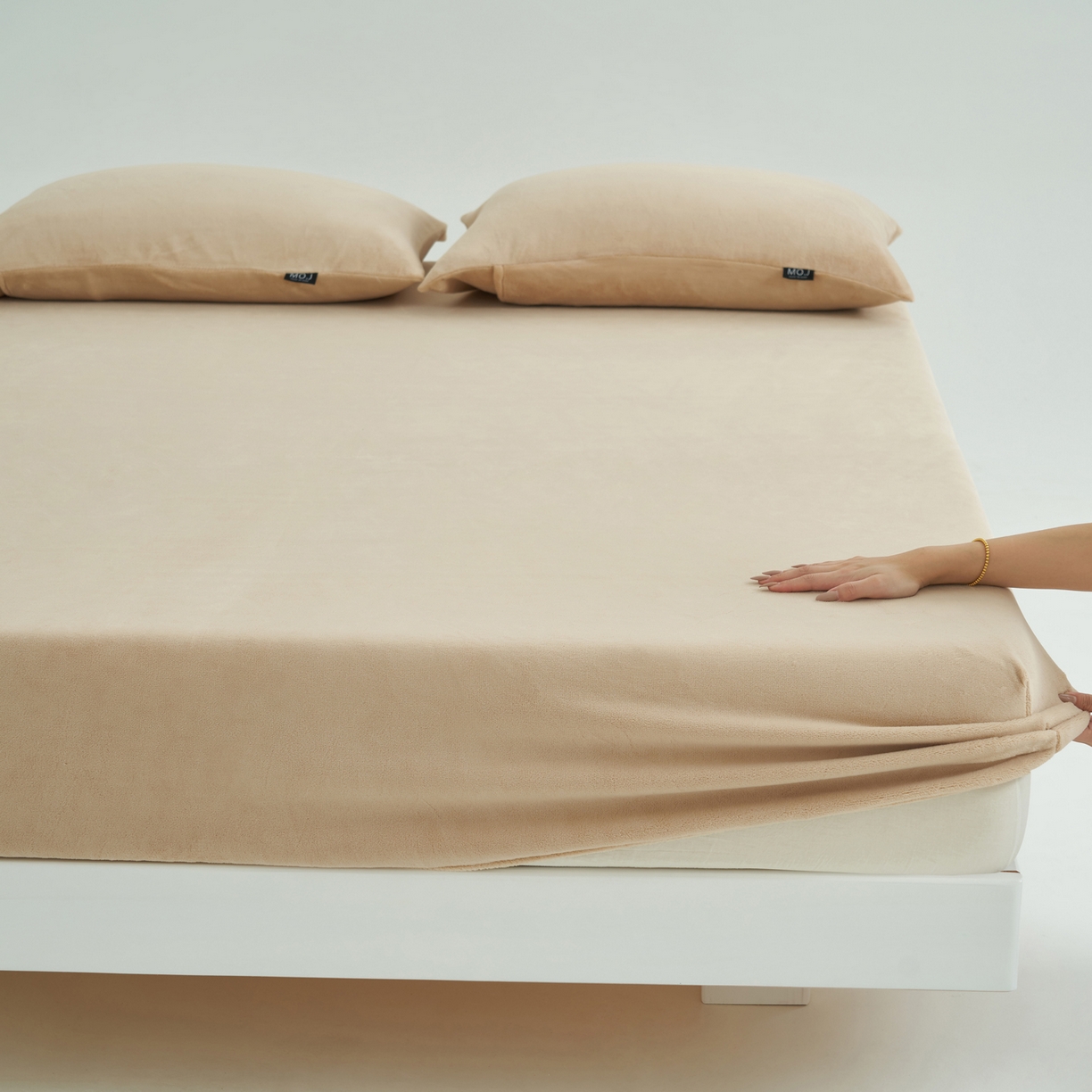 91家纺网 家纺一手货源 找家纺 寐绸家纺 2025新款牛奶绒纯色暖绒床笠 暖绒床笠-驼色