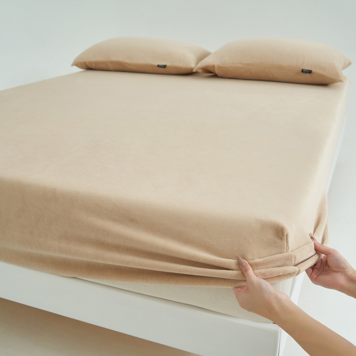 91家纺网 家纺一手货源 找家纺 寐绸家纺 2025新款牛奶绒纯色暖绒床笠 暖绒床笠-驼色