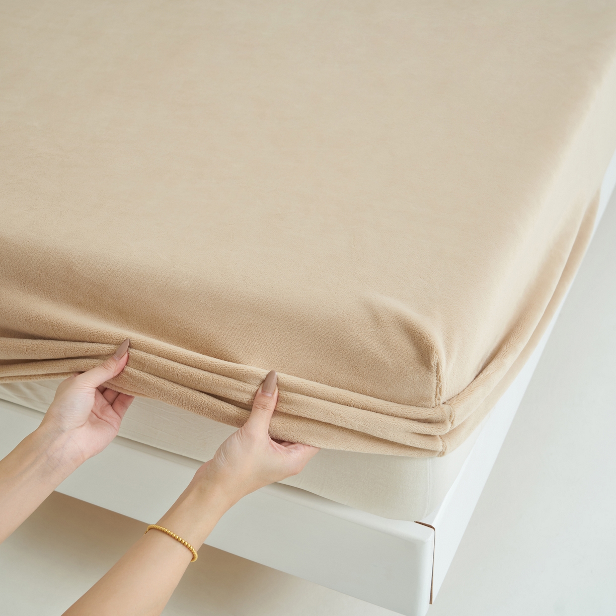 91家纺网 家纺一手货源 找家纺 寐绸家纺 2025新款牛奶绒纯色暖绒床笠 暖绒床笠-驼色