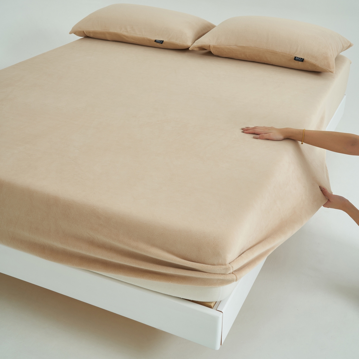 91家纺网 家纺一手货源 找家纺 寐绸家纺 2025新款牛奶绒纯色暖绒床笠 暖绒床笠-驼色