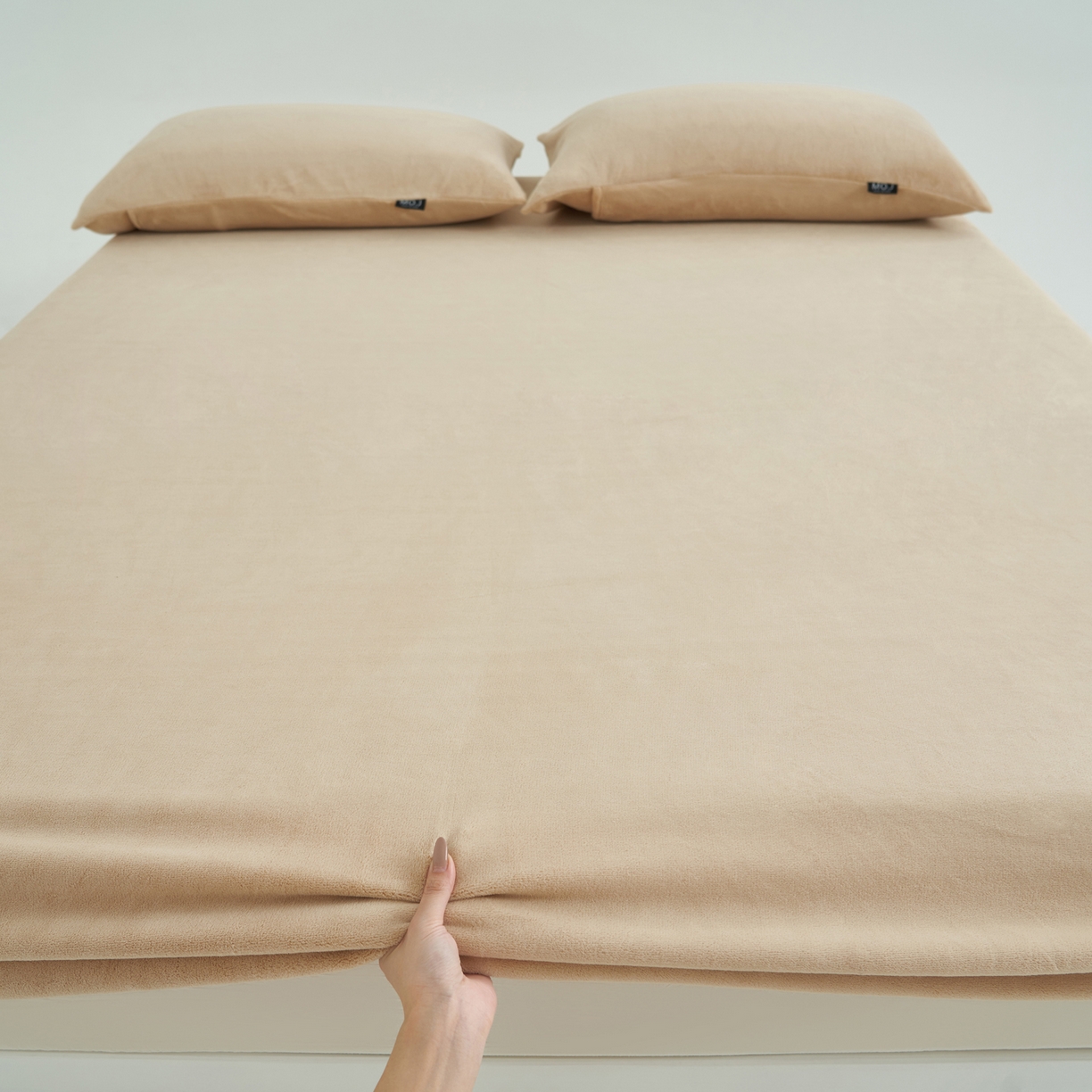 91家纺网 家纺一手货源 找家纺 寐绸家纺 2025新款牛奶绒纯色暖绒床笠 暖绒床笠-驼色