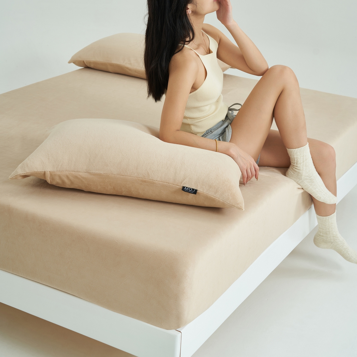 91家纺网 家纺一手货源 找家纺 寐绸家纺 2025新款牛奶绒纯色暖绒床笠 暖绒床笠-驼色