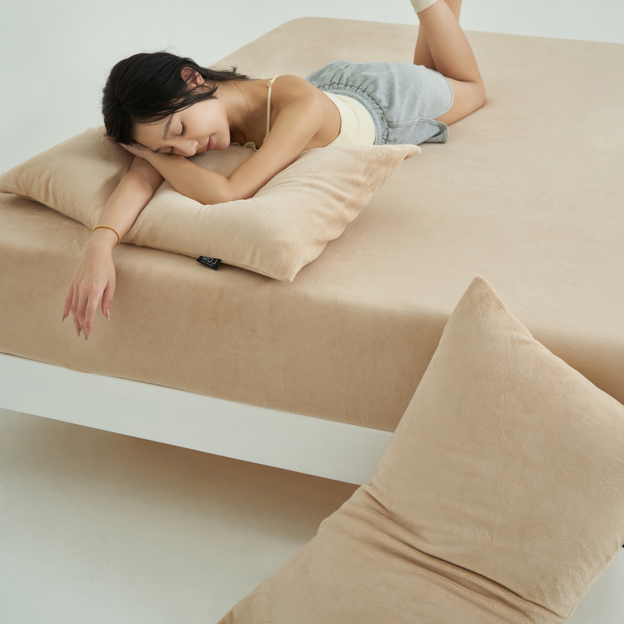 91家纺网 家纺一手货源 找家纺 寐绸家纺 2025新款牛奶绒纯色暖绒床笠 暖绒床笠-驼色