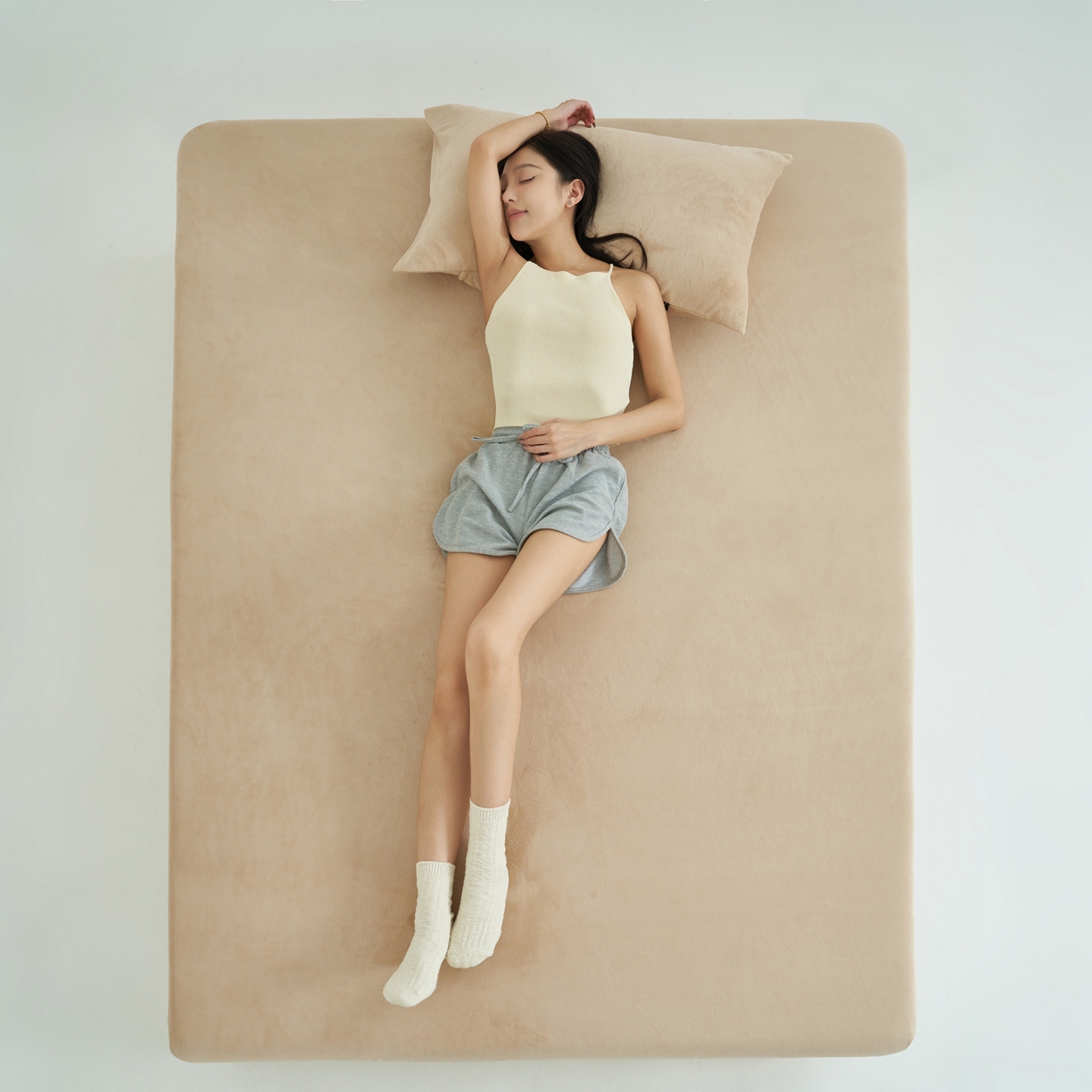 91家纺网 家纺一手货源 找家纺 寐绸家纺 2025新款牛奶绒纯色暖绒床笠 暖绒床笠-驼色