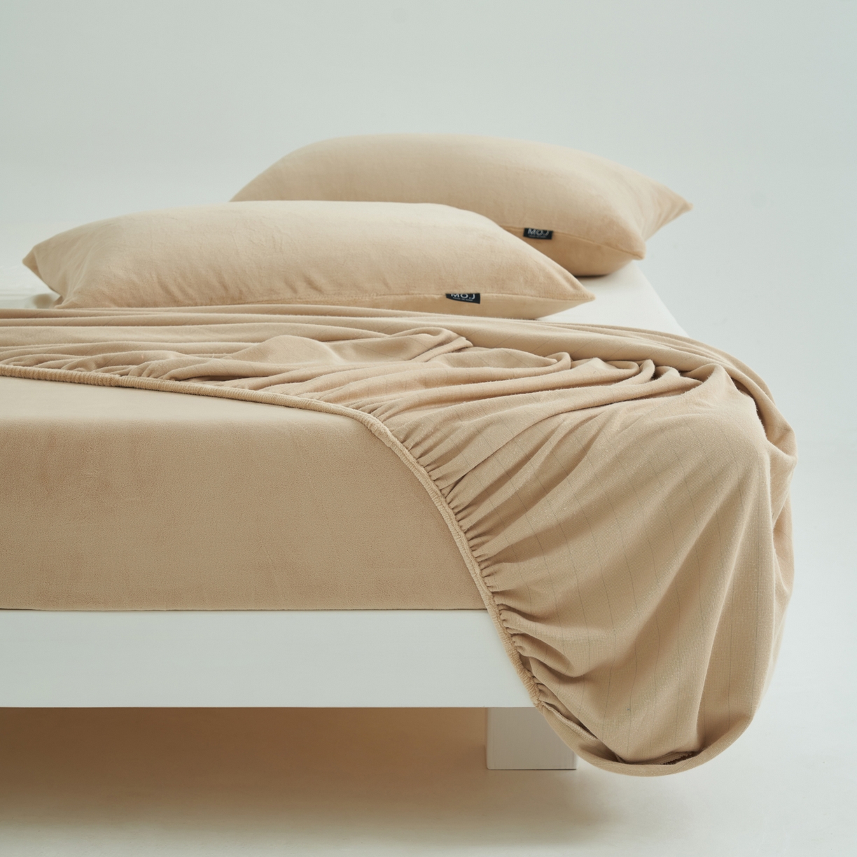 91家纺网 家纺一手货源 找家纺 寐绸家纺 2025新款牛奶绒纯色暖绒床笠 暖绒床笠-驼色