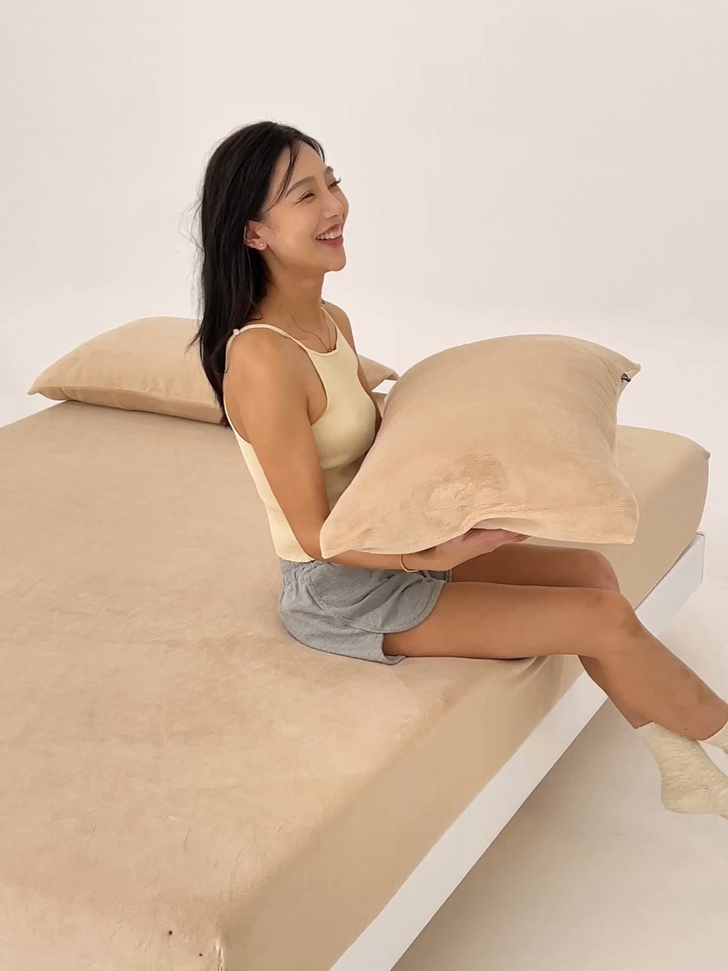 91家纺网 家纺一手货源 找家纺 寐绸家纺 2025新款牛奶绒纯色暖绒床笠 暖绒床笠-驼色