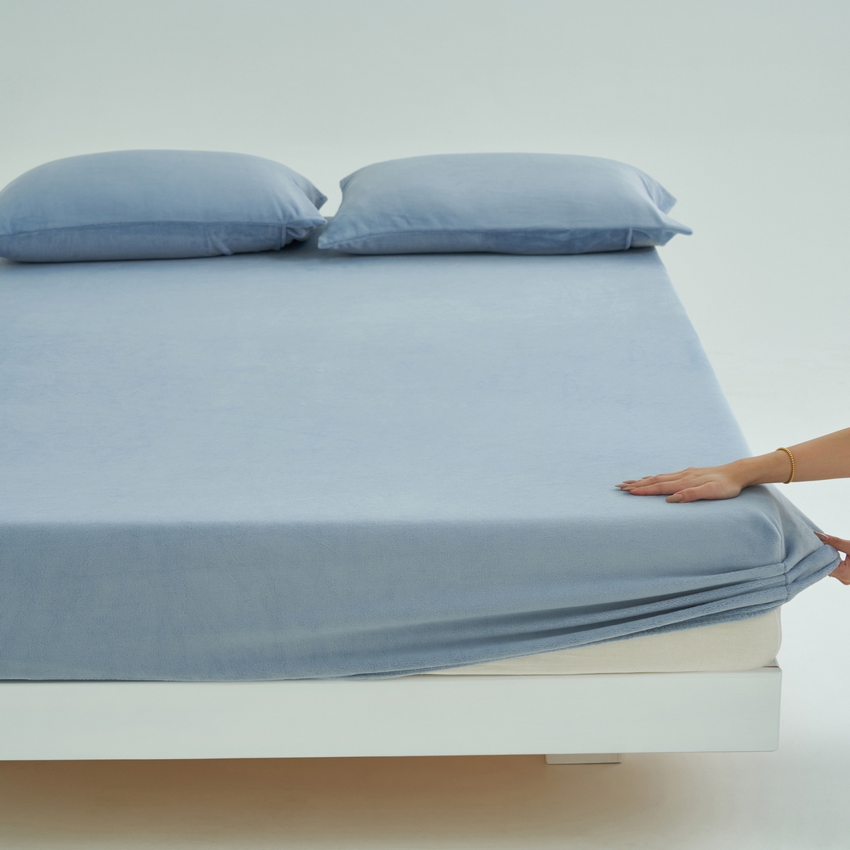 91家纺网 家纺一手货源 找家纺 寐绸家纺 2025新款牛奶绒纯色暖绒床笠 暖绒床笠-雾蓝