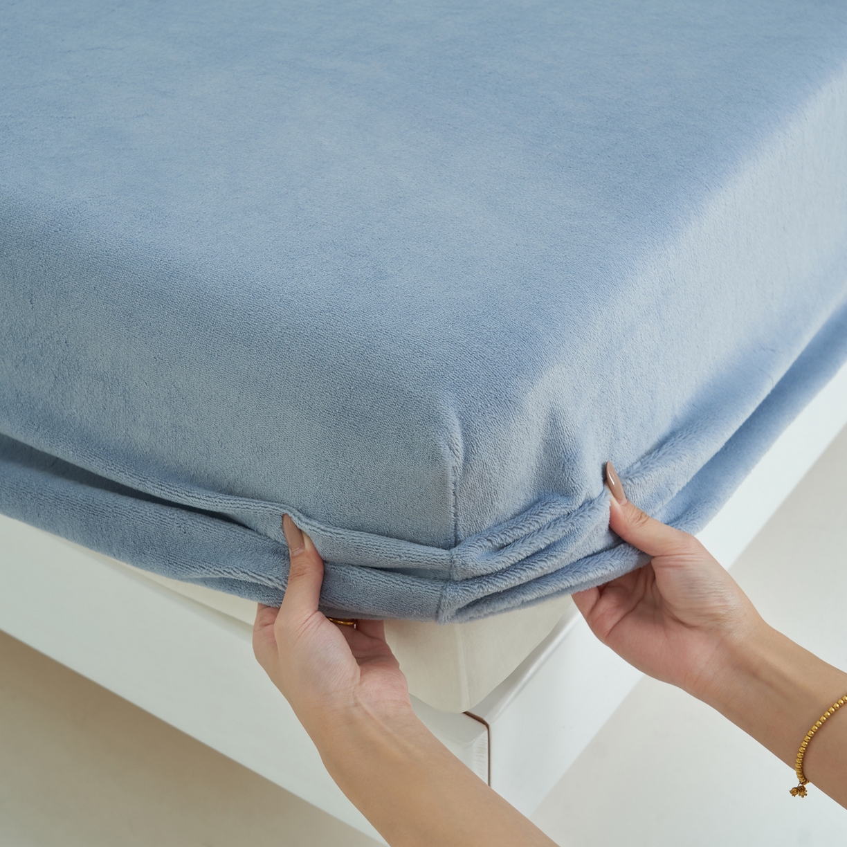91家纺网 家纺一手货源 找家纺 寐绸家纺 2025新款牛奶绒纯色暖绒床笠 暖绒床笠-雾蓝