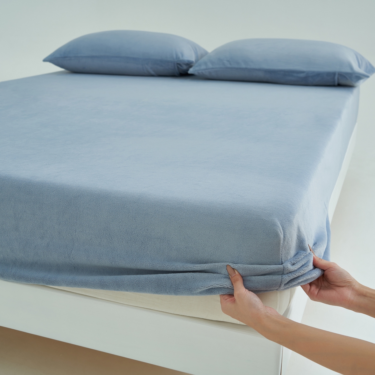 91家纺网 家纺一手货源 找家纺 寐绸家纺 2025新款牛奶绒纯色暖绒床笠 暖绒床笠-雾蓝