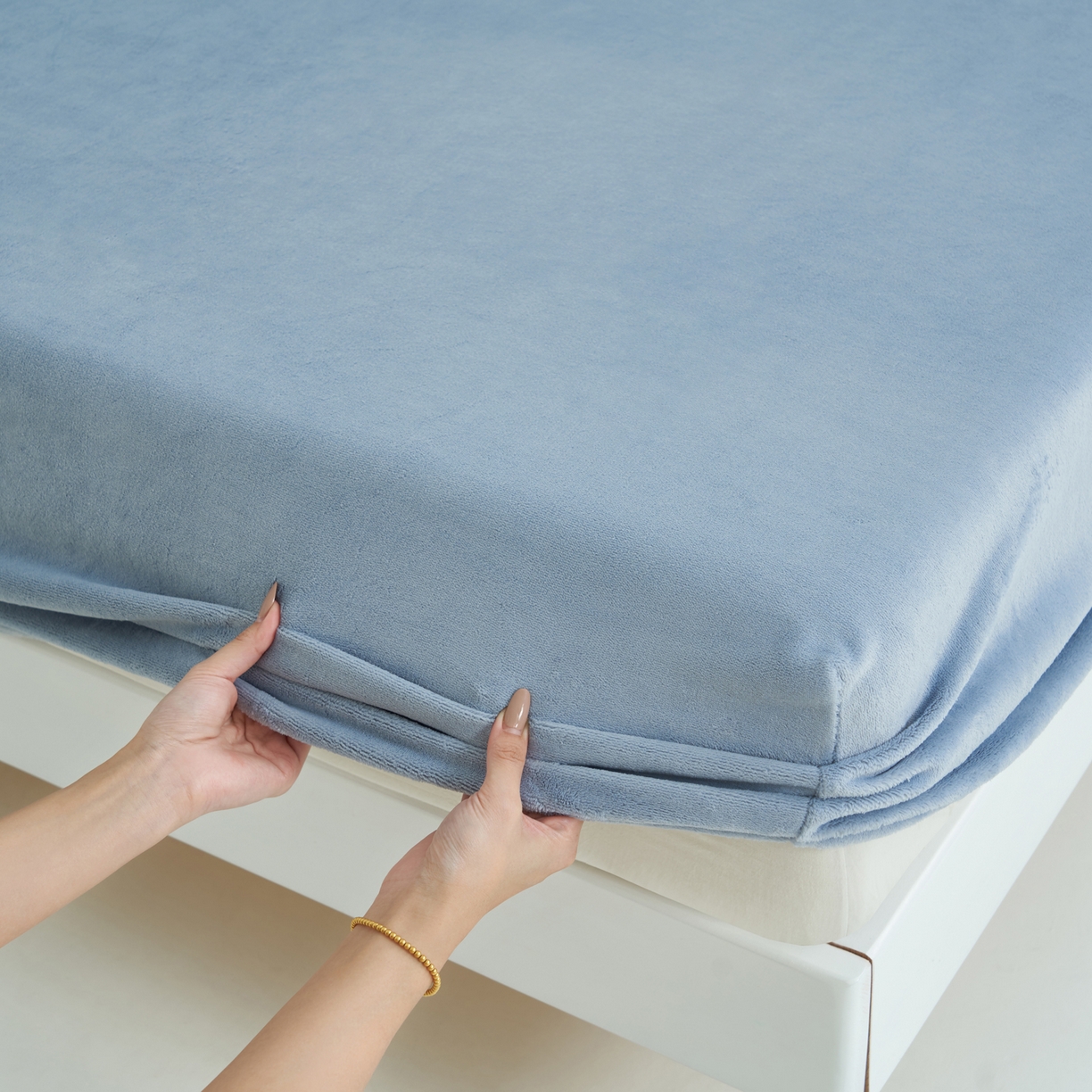 91家纺网 家纺一手货源 找家纺 寐绸家纺 2025新款牛奶绒纯色暖绒床笠 暖绒床笠-雾蓝