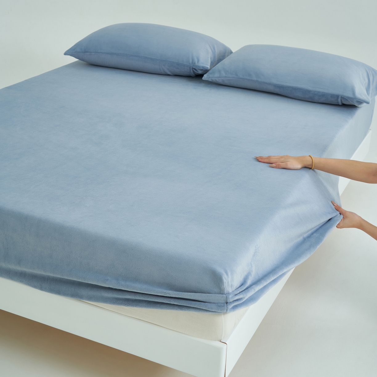 91家纺网 家纺一手货源 找家纺 寐绸家纺 2025新款牛奶绒纯色暖绒床笠 暖绒床笠-雾蓝