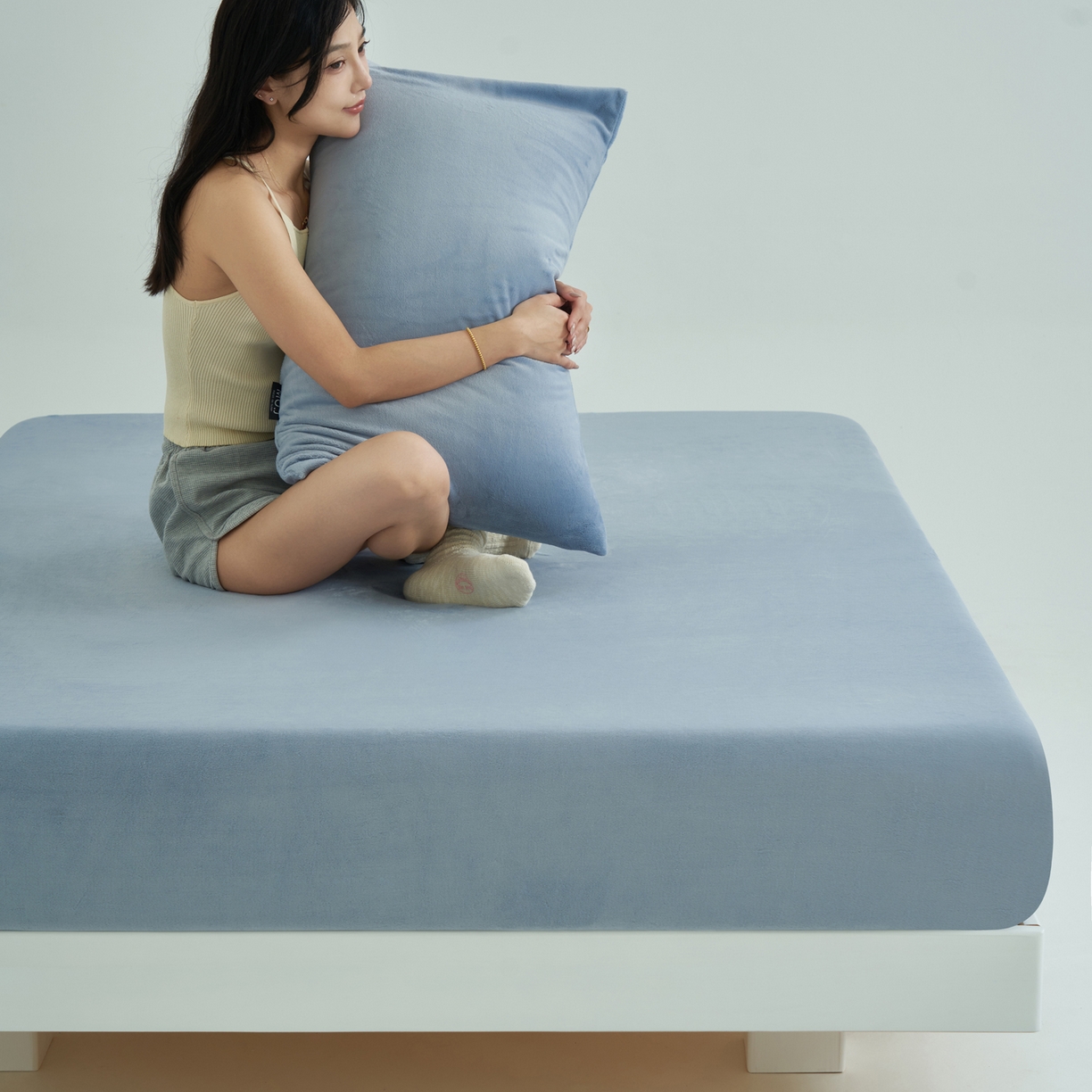 91家纺网 家纺一手货源 找家纺 寐绸家纺 2025新款牛奶绒纯色暖绒床笠 暖绒床笠-雾蓝