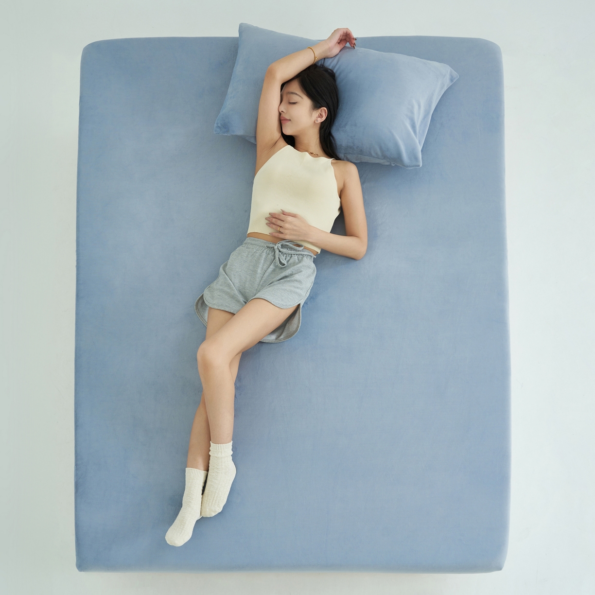 91家纺网 家纺一手货源 找家纺 寐绸家纺 2025新款牛奶绒纯色暖绒床笠 暖绒床笠-雾蓝