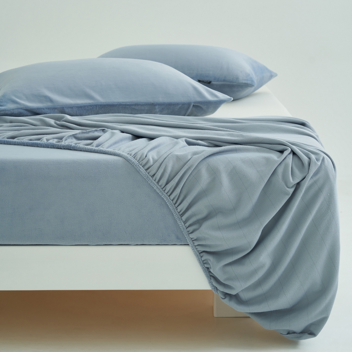 91家纺网 家纺一手货源 找家纺 寐绸家纺 2025新款牛奶绒纯色暖绒床笠 暖绒床笠-雾蓝