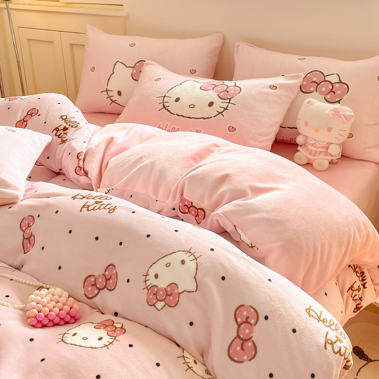 91家纺网 家纺一手货源 找家纺 （总）金爱家 2025新品正版三丽鸥授权Kitty数码大版枕套混搭卡通加厚高克重牛奶绒系列四件