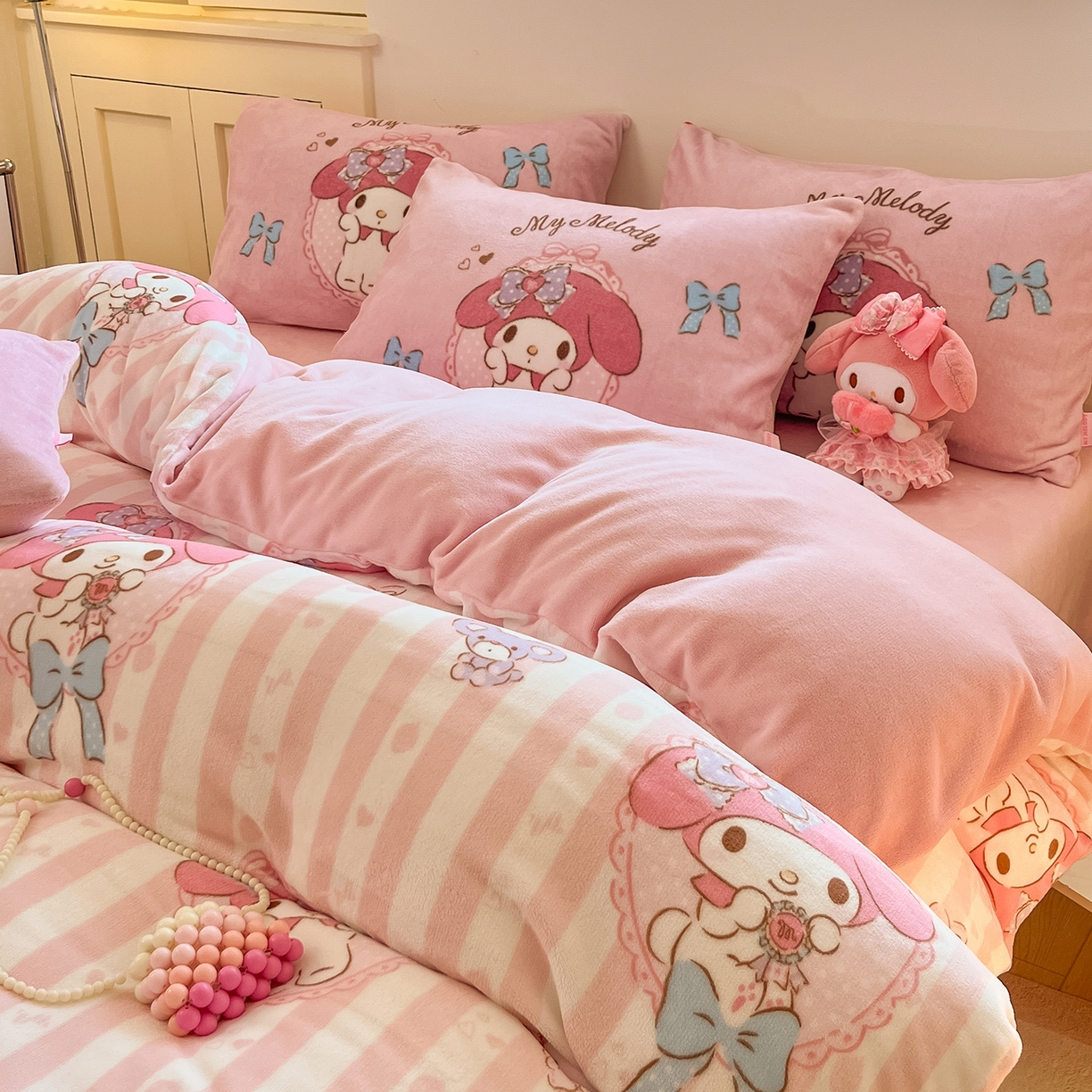 91家纺网 家纺一手货源 找家纺 （总）金爱家 2025新品正版三丽鸥授权Kitty数码大版枕套混搭卡通加厚高克重牛奶绒系列四件