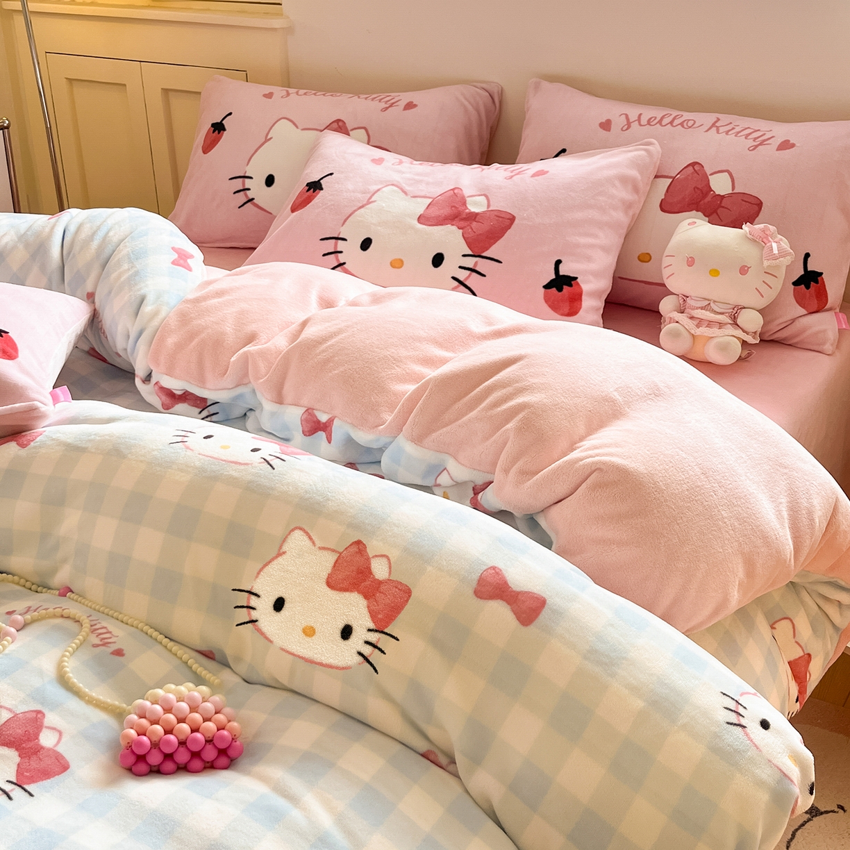 91家纺网 家纺一手货源 找家纺 （总）金爱家 2025新品正版三丽鸥授权Kitty数码大版枕套混搭卡通加厚高克重牛奶绒系列四件