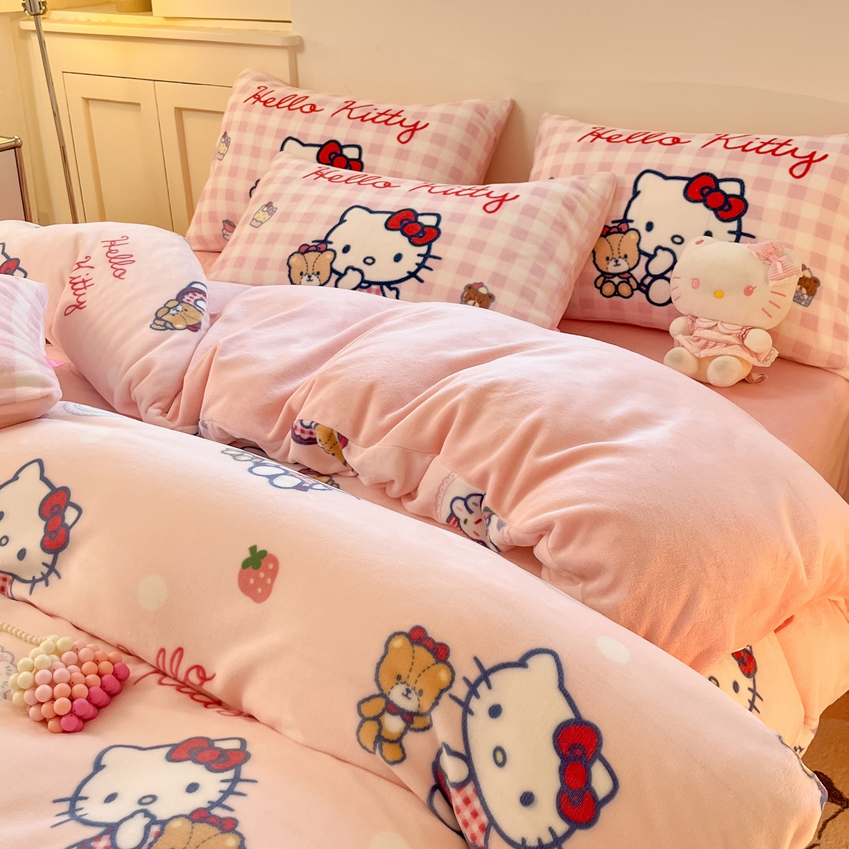 金爱家 2025新品正版三丽鸥授权Kitty数码大版枕套混搭卡通加厚高克重牛奶绒系列四件 绒三丽鸥-混搭草莓KT