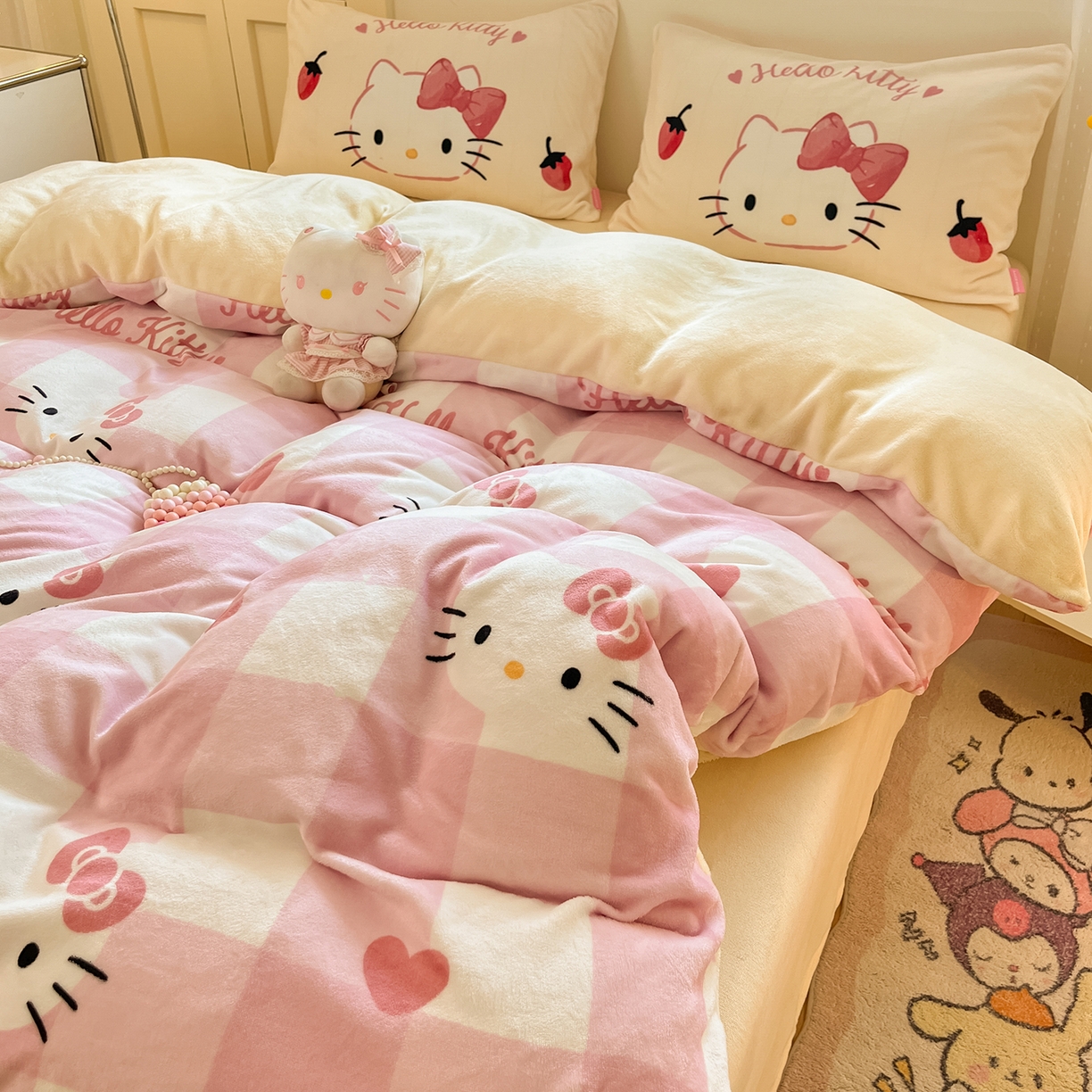 91家纺网 家纺一手货源 找家纺 金爱家 2025新品正版三丽鸥授权Kitty数码大版枕套混搭卡通加厚高克重牛奶绒系列四件 绒三丽鸥-混搭粉格黄KT