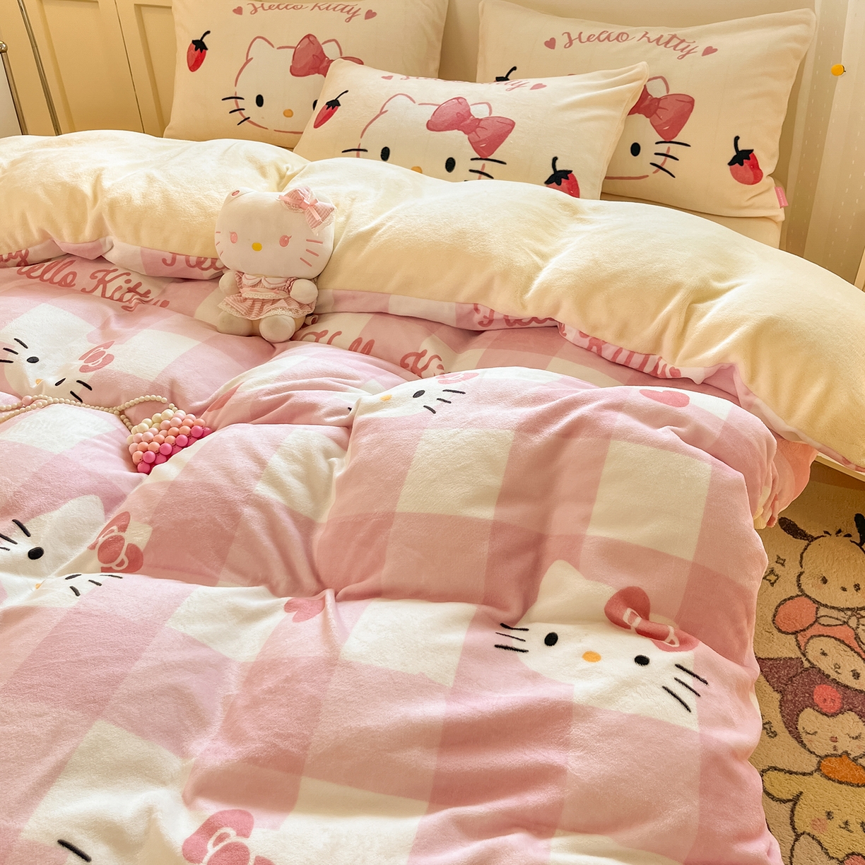 91家纺网 家纺一手货源 找家纺 金爱家 2025新品正版三丽鸥授权Kitty数码大版枕套混搭卡通加厚高克重牛奶绒系列四件 绒三丽鸥-混搭粉格黄KT