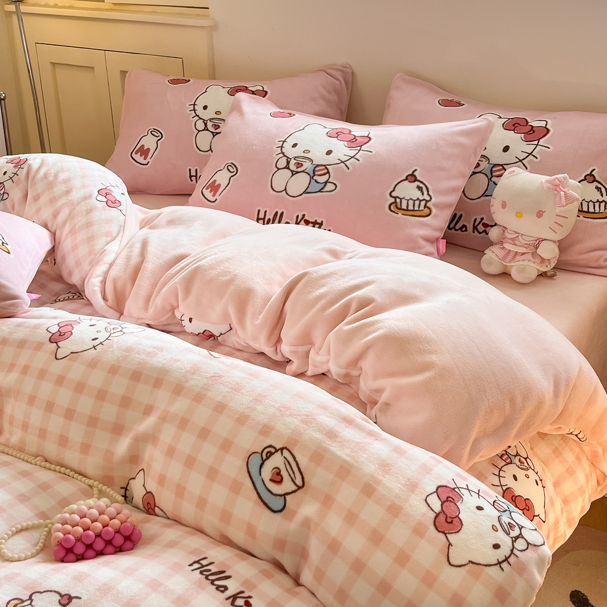 金爱家 2025新品正版三丽鸥授权Kitty数码大版枕套混搭卡通加厚高克重牛奶绒系列四件 绒三丽鸥-混搭粉甜心KT