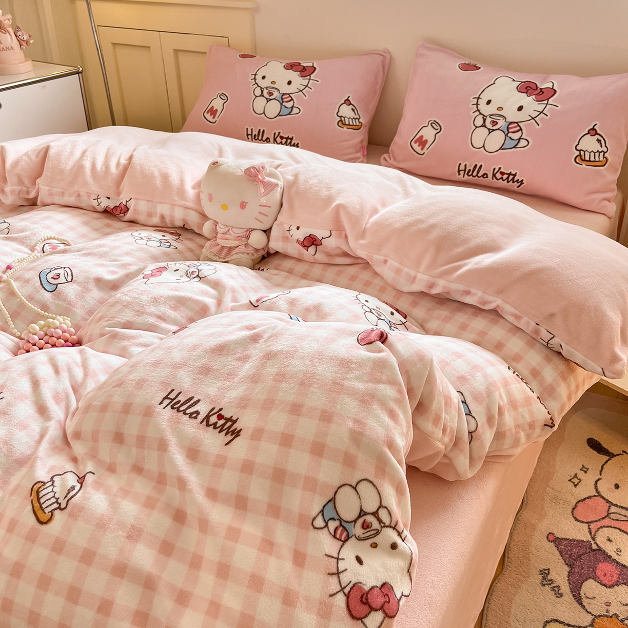 91家纺网 家纺一手货源 找家纺 金爱家 2025新品正版三丽鸥授权Kitty数码大版枕套混搭卡通加厚高克重牛奶绒系列四件 绒三丽鸥-混搭粉甜心KT