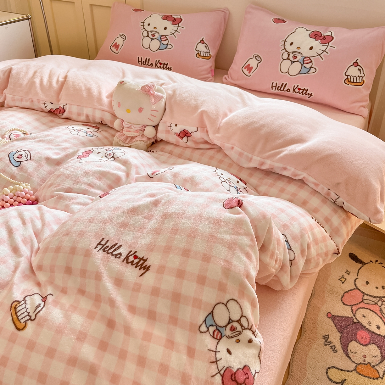 91家纺网 家纺一手货源 找家纺 金爱家 2025新品正版三丽鸥授权Kitty数码大版枕套混搭卡通加厚高克重牛奶绒系列四件 绒三丽鸥-混搭粉甜心KT