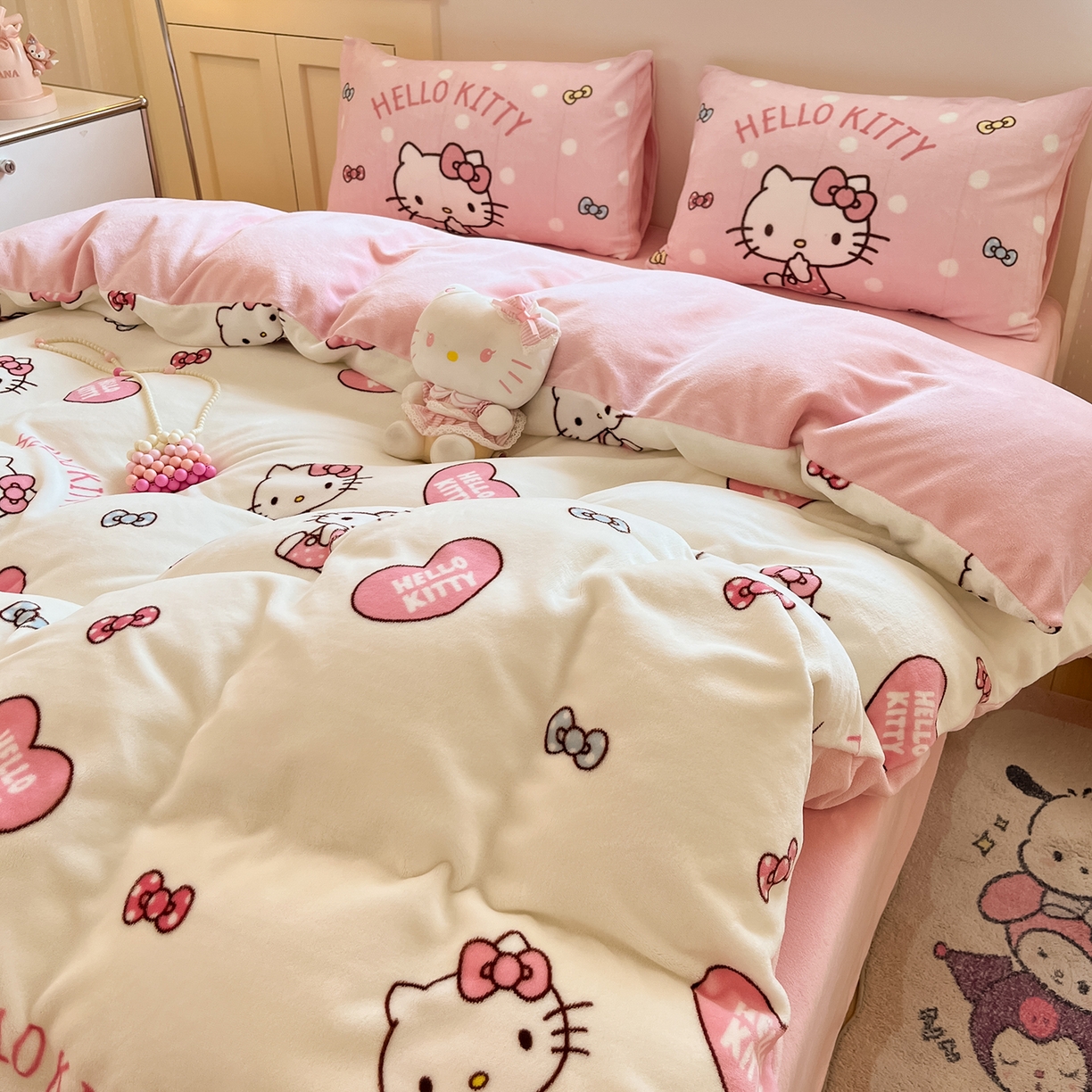91家纺网 家纺一手货源 找家纺 金爱家 2025新品正版三丽鸥授权Kitty数码大版枕套混搭卡通加厚高克重牛奶绒系列四件 绒三丽鸥-混搭粉心KT