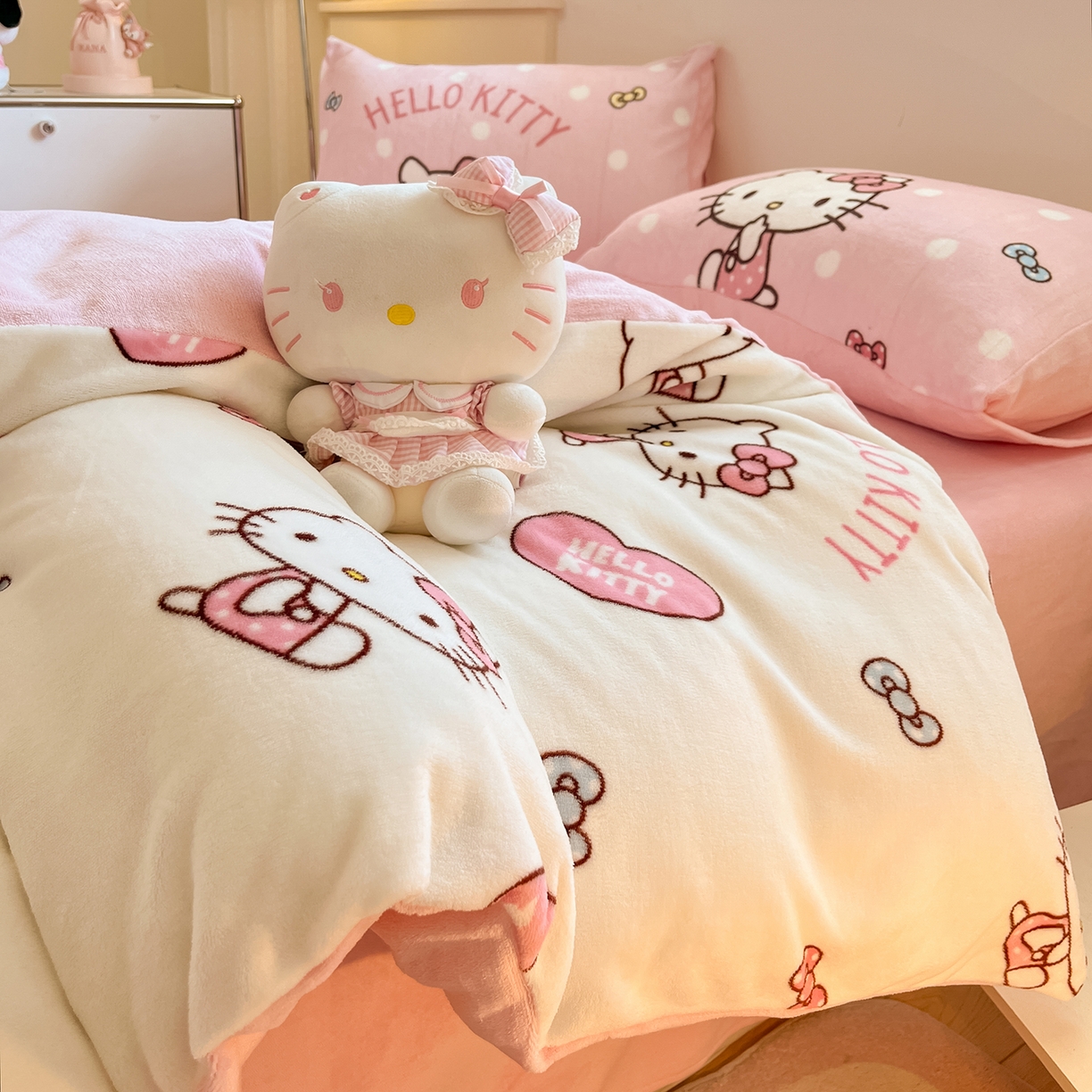 91家纺网 家纺一手货源 找家纺 金爱家 2025新品正版三丽鸥授权Kitty数码大版枕套混搭卡通加厚高克重牛奶绒系列四件 绒三丽鸥-混搭粉心KT