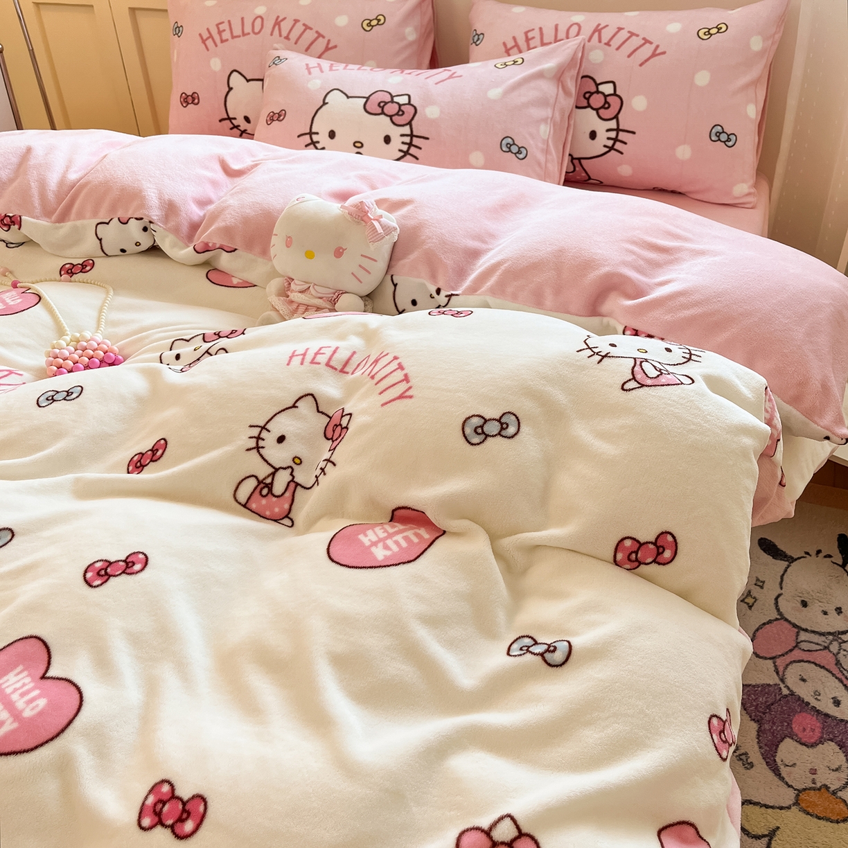 91家纺网 家纺一手货源 找家纺 金爱家 2025新品正版三丽鸥授权Kitty数码大版枕套混搭卡通加厚高克重牛奶绒系列四件 绒三丽鸥-混搭粉心KT