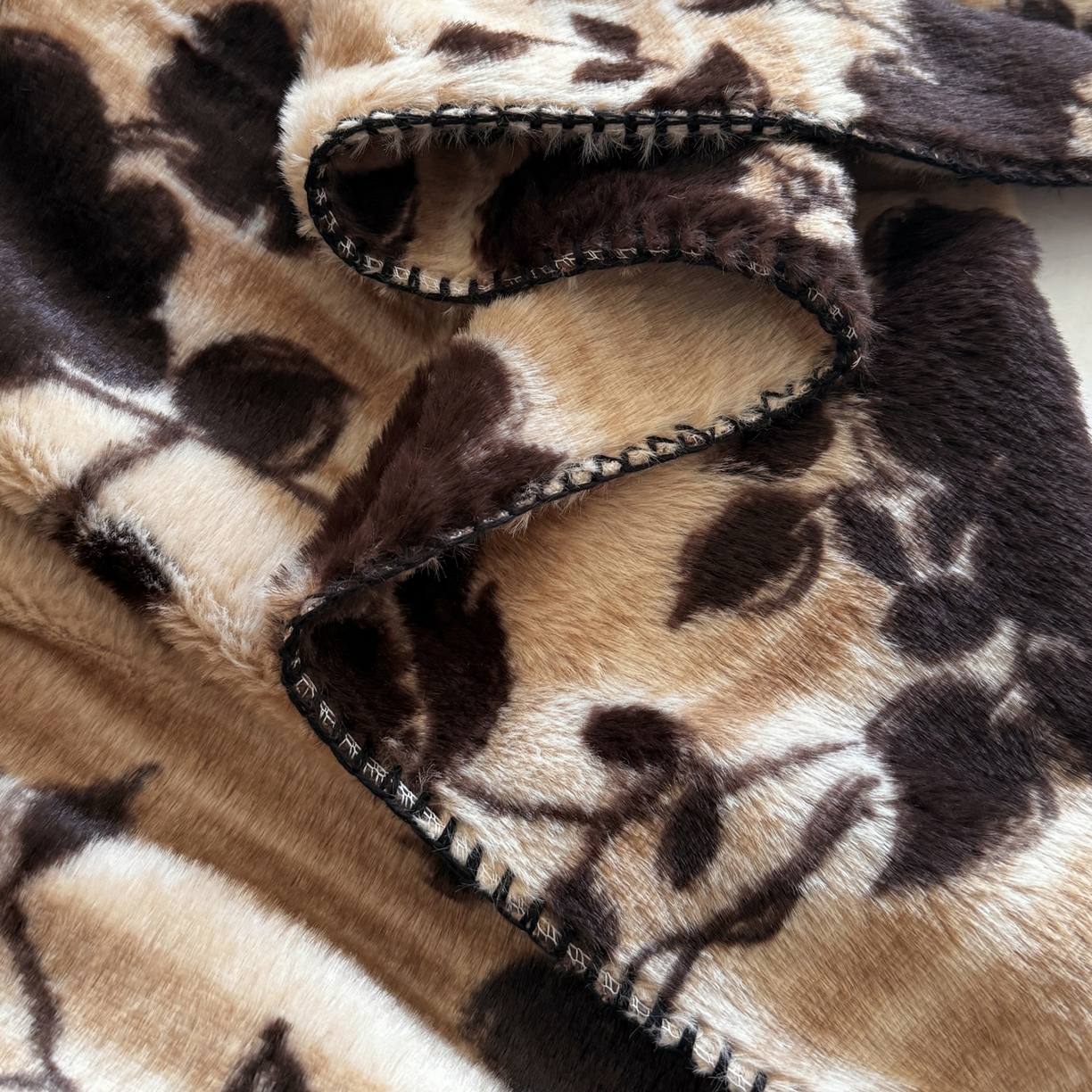 91家纺网 家纺一手货源 找家纺 澳萝拉 2025新款复古法式轻奢双面高克重托斯卡纳兔绒毯 兔眠-花枝