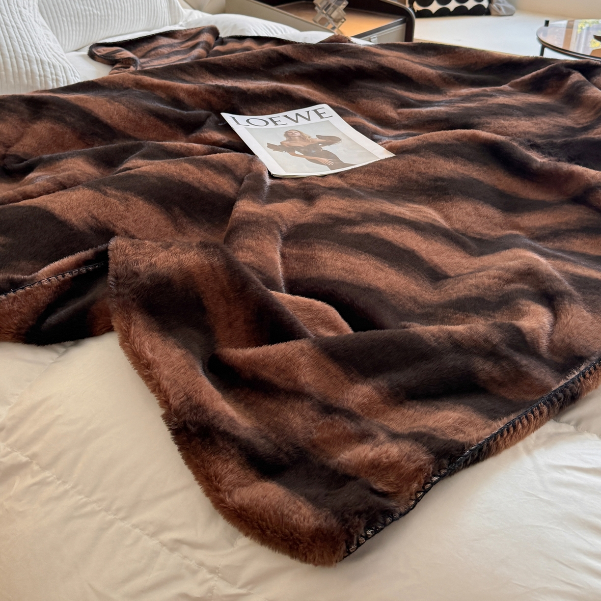 91家纺网 家纺一手货源 找家纺 澳萝拉 2025新款复古法式轻奢双面高克重托斯卡纳兔绒毯 兔眠-深咖