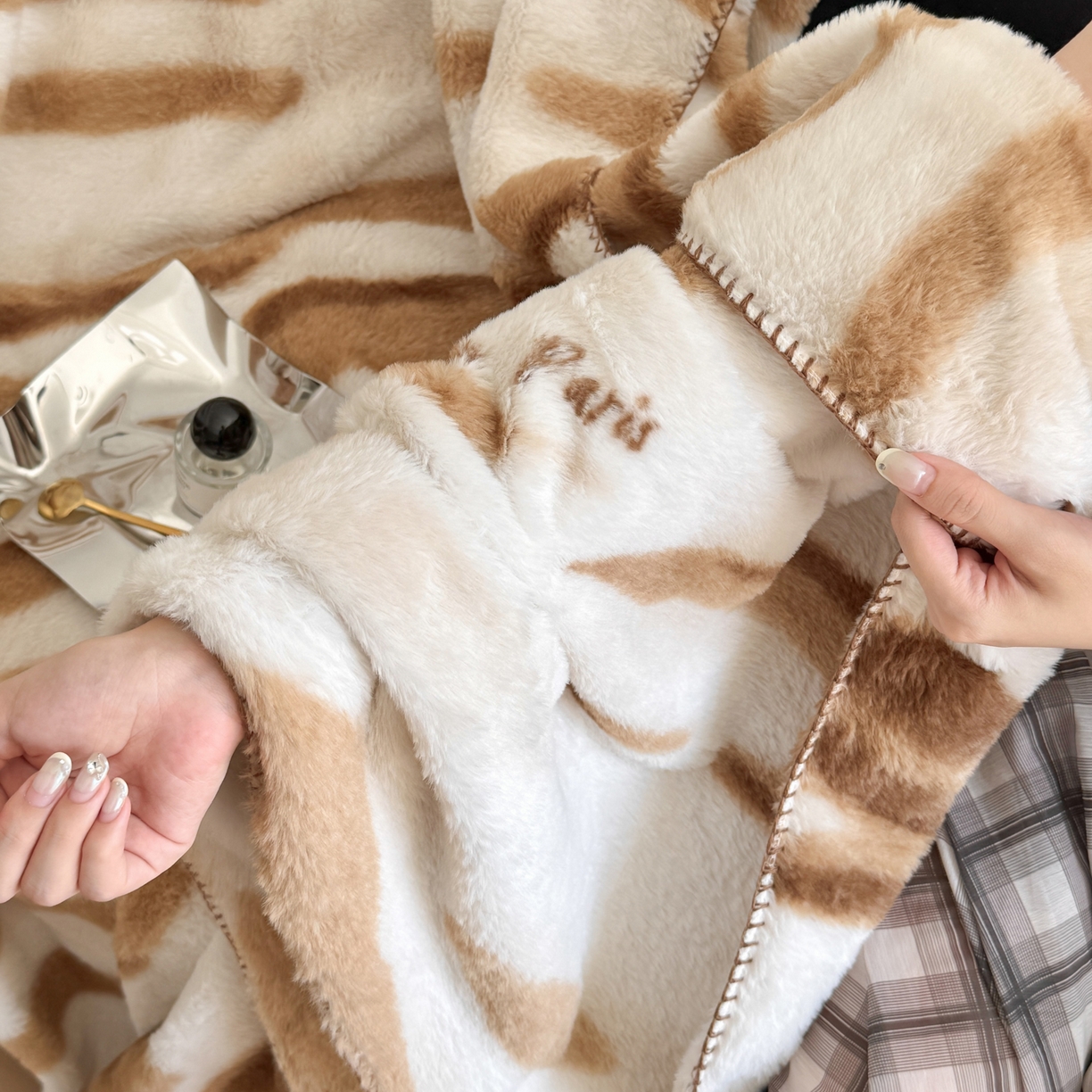 91家纺网 家纺一手货源 找家纺 澳萝拉 2025新款复古法式轻奢双面高克重托斯卡纳兔绒毯 兔眠-白咖