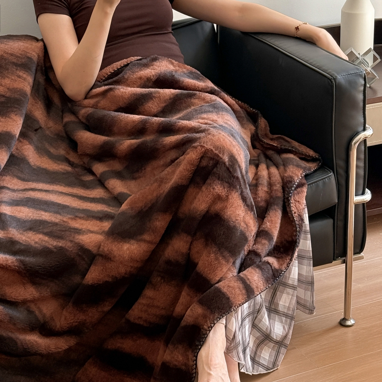 91家纺网 家纺一手货源 找家纺 澳萝拉 2025新款复古法式轻奢双面高克重托斯卡纳兔绒毯 兔眠-深咖