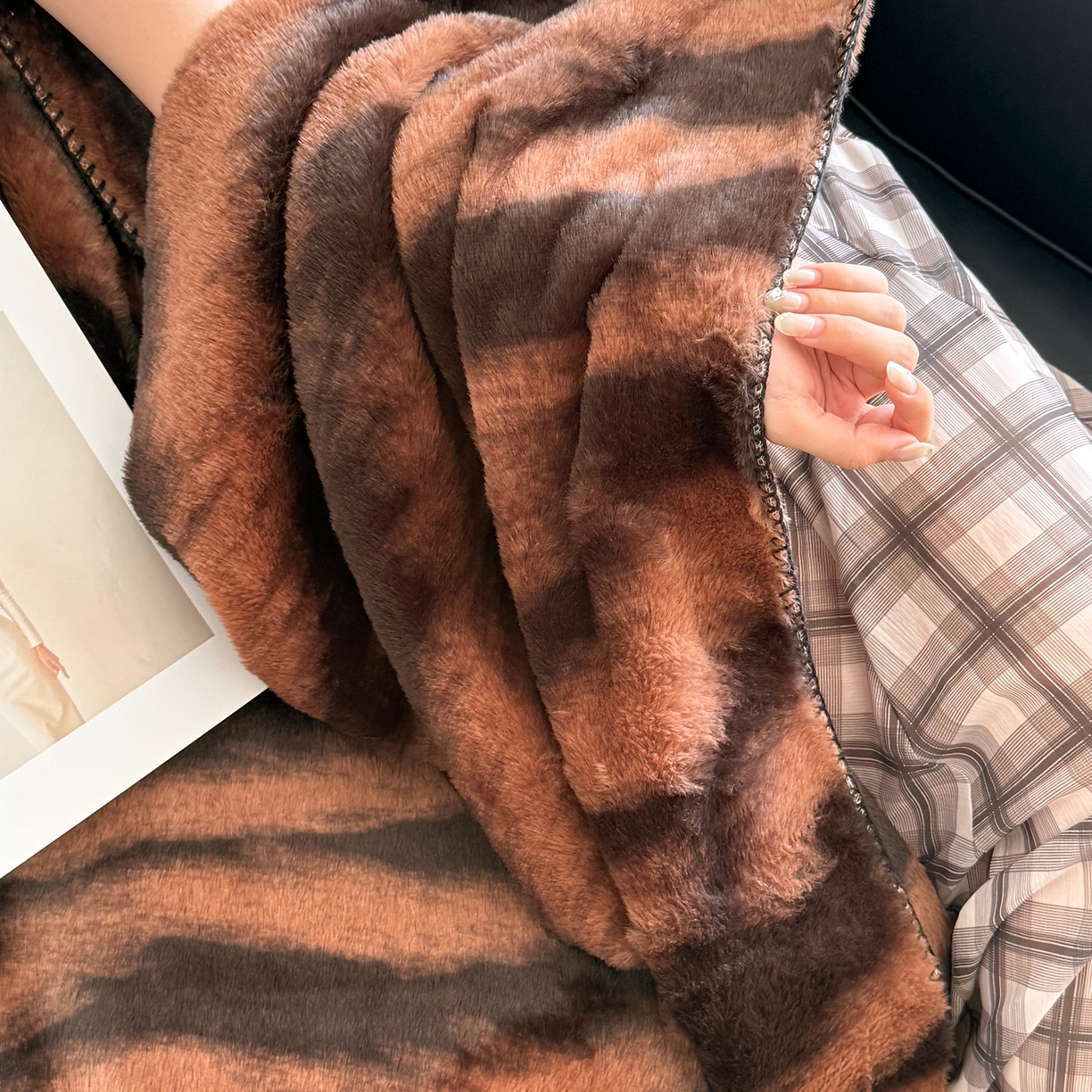 91家纺网 家纺一手货源 找家纺 澳萝拉 2025新款复古法式轻奢双面高克重托斯卡纳兔绒毯 兔眠-深咖