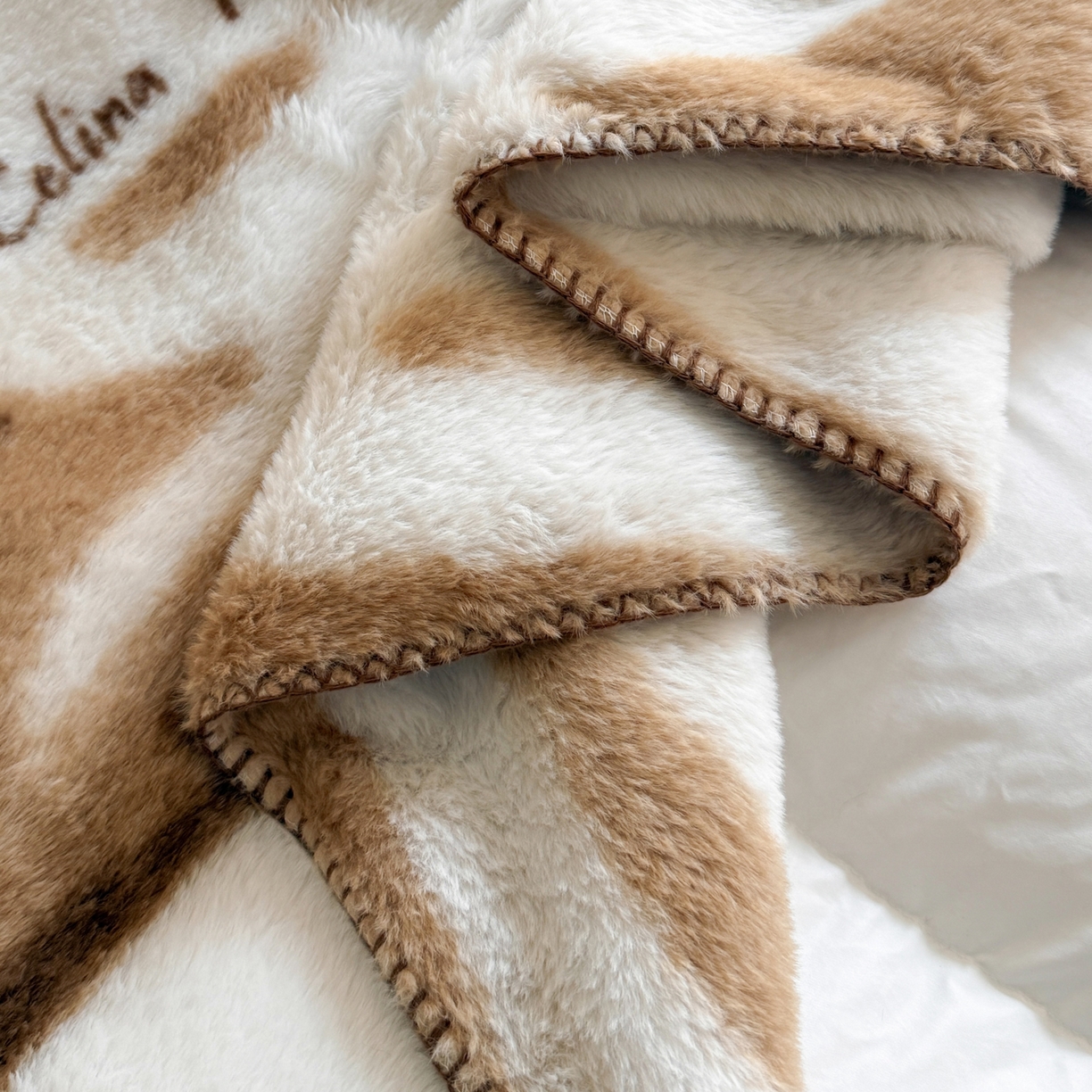 91家纺网 家纺一手货源 找家纺 澳萝拉 2025新款复古法式轻奢双面高克重托斯卡纳兔绒毯 兔眠-白咖