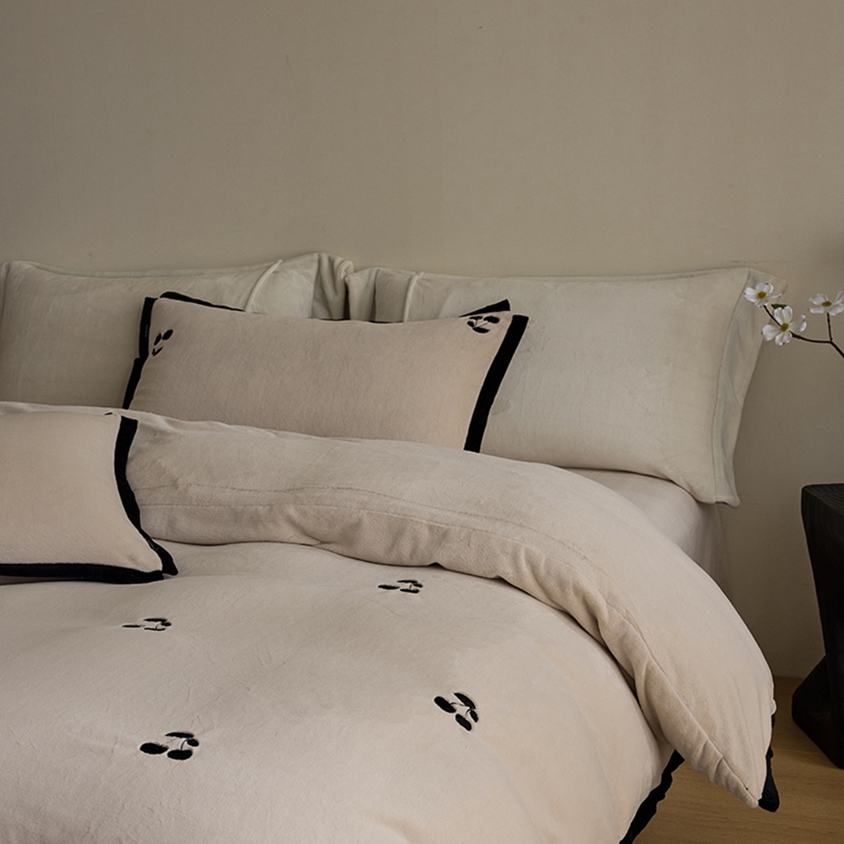 91家纺网 家纺一手货源 找家纺 （总）禧禾 2025新款250G消光速暖绒断角边刺绣四件套-樱芙厘