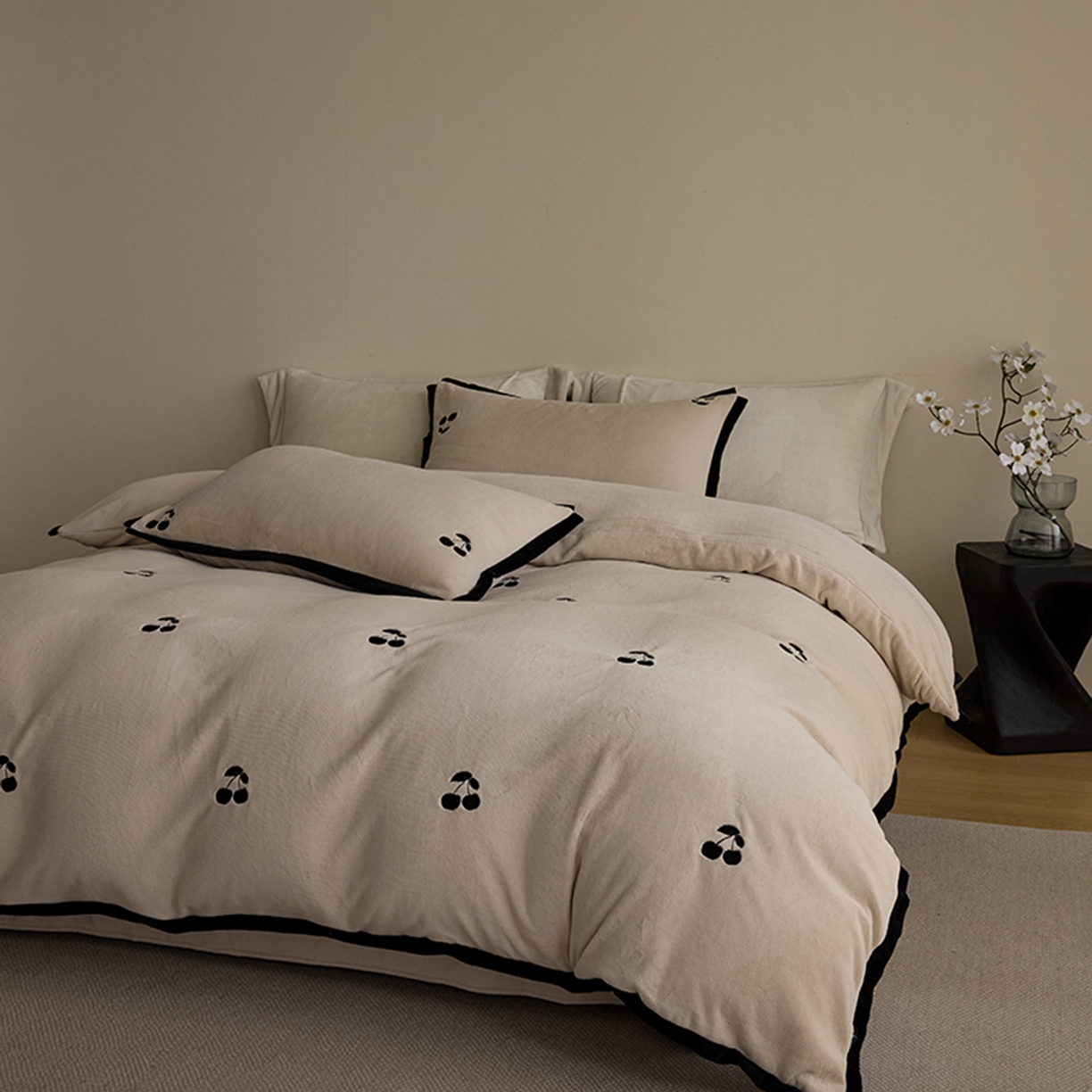 91家纺网 家纺一手货源 找家纺 （总）禧禾 2025新款250G消光速暖绒断角边刺绣四件套-樱芙厘