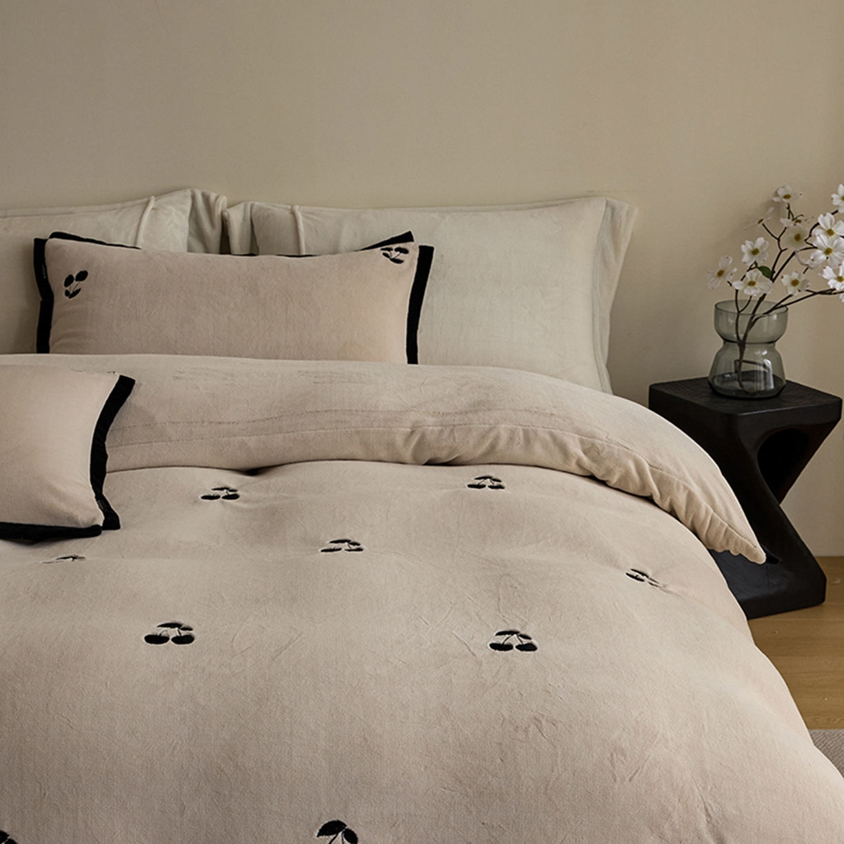 91家纺网 家纺一手货源 找家纺 （总）禧禾 2025新款250G消光速暖绒断角边刺绣四件套-樱芙厘