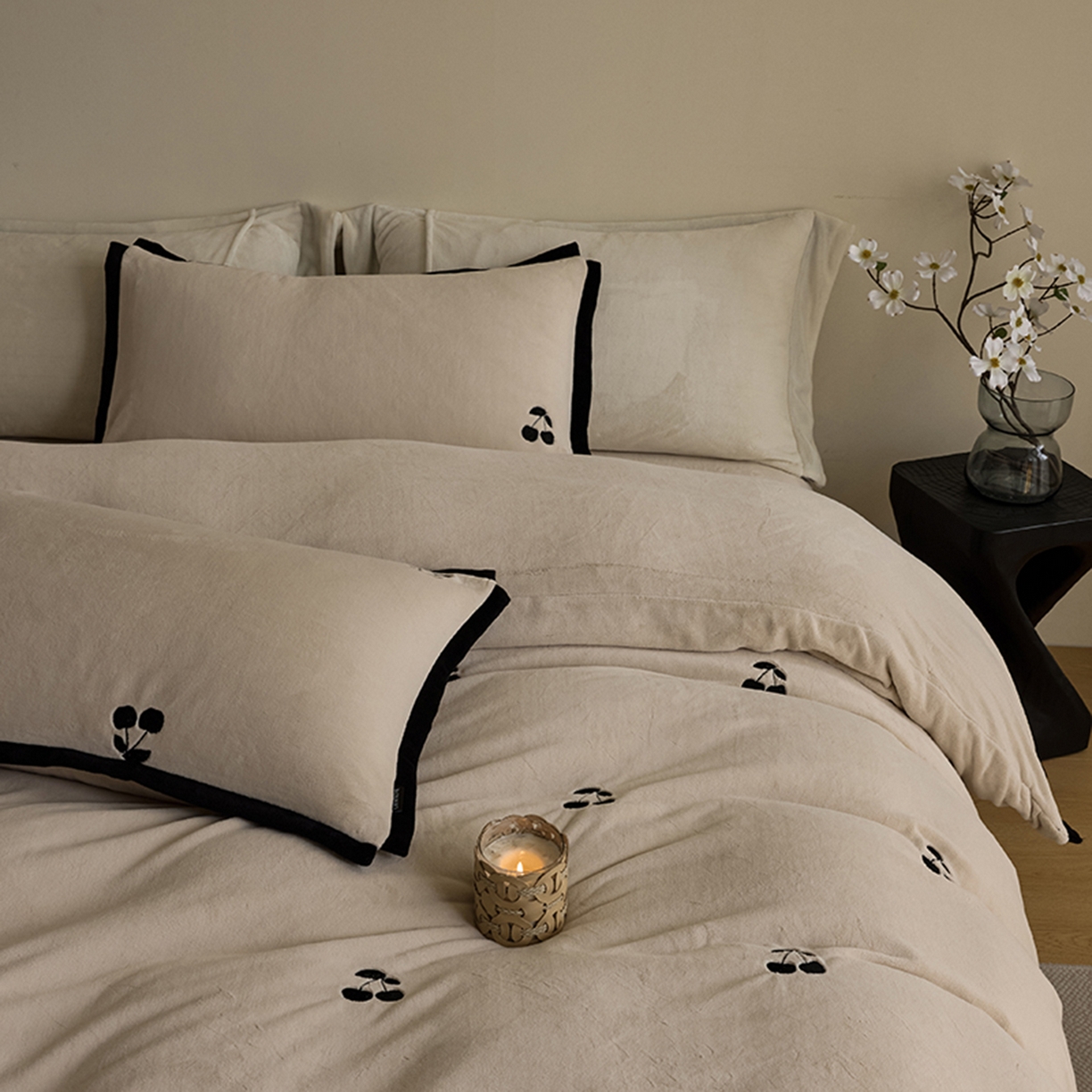 91家纺网 家纺一手货源 找家纺 （总）禧禾 2025新款250G消光速暖绒断角边刺绣四件套-樱芙厘