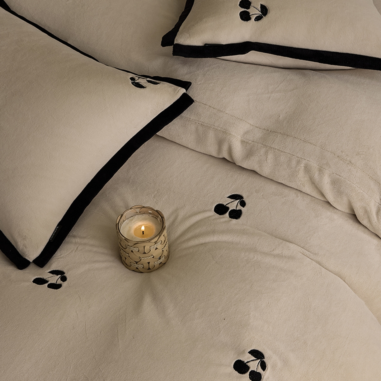 91家纺网 家纺一手货源 找家纺 （总）禧禾 2025新款250G消光速暖绒断角边刺绣四件套-樱芙厘