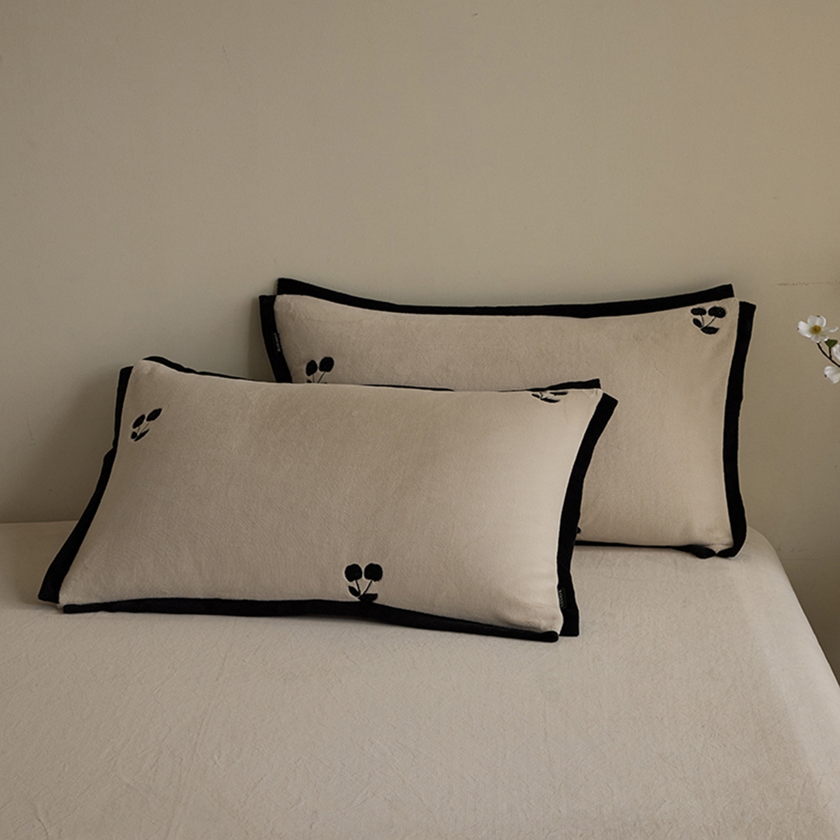 91家纺网 家纺一手货源 找家纺 （总）禧禾 2025新款250G消光速暖绒断角边刺绣四件套-樱芙厘